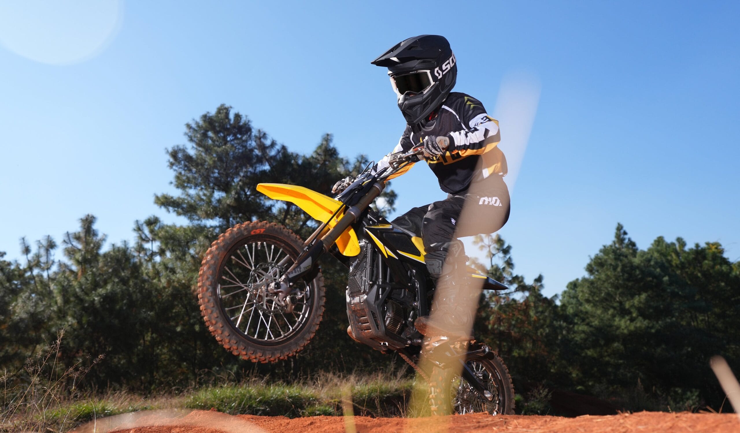surron hyper bee youth electric dirt bike (pink)